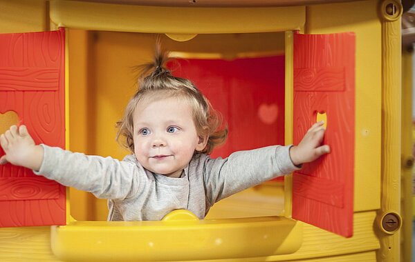 Kind spielt im Indoor-Spielplatz