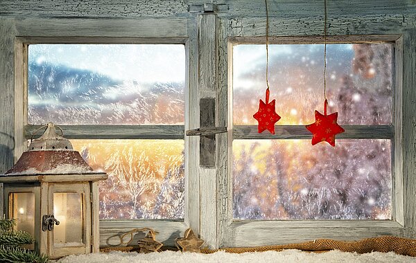 winterliches weihnachtliches Fenster mit Blick nach draußen