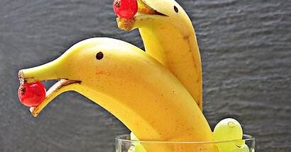 Zwei Bananen in Darstellung zweier Delfine.